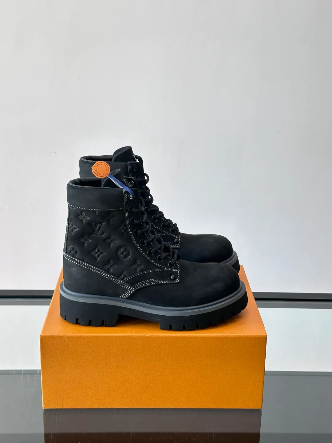 [L Home] Top P: 920💰 Size: 39-44 (45 can be customized) LOUIS VUITTON Louis Vuitton ss25 LV Donkey brand new thick-soled lace-up big-toe shoes men's casual shoes high-top short boots. These boots are crafted from top-grain calf leather for a lightweight and comfortable fit. The thick EVA outsole is embellished with eye-catching ridges, and the trendy attitude of being both strong and soft makes it an everyday choice. ✔Upper: imported first-layer cowhide ✔Lining: cowhide ✔Outsole: original molded outsole